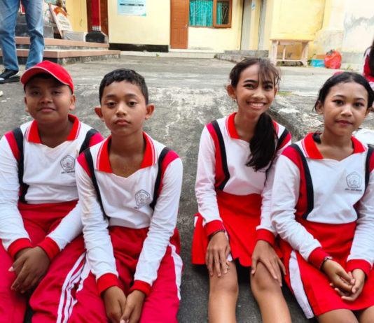 7 Kilometer Bertahan Tanpa Sepatu, Siswa SD Buleleng Tetap Melangkah Meski Kaki Bengkak