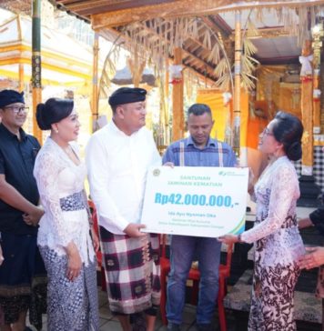 Ahli Waris Ida Ayu Nyoman Oka Terima Santunan Kematian