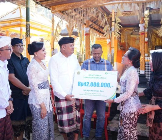 Ahli Waris Almarhumah Ida Ayu Nyoman Oka Terima Santunan Kematian