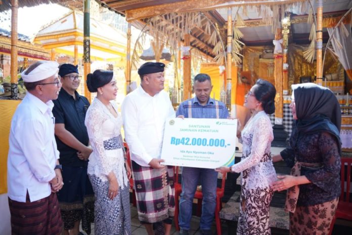 Ahli Waris Almarhumah Ida Ayu Nyoman Oka Terima Santunan Kematian 1