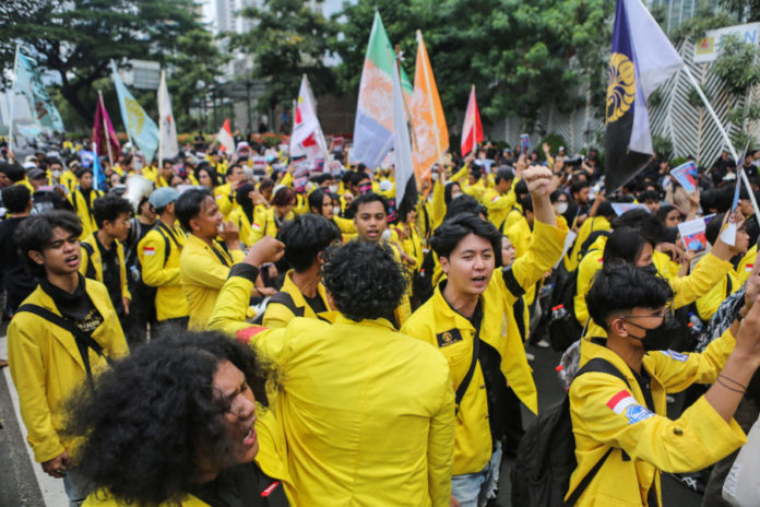 Akses Ke Bundaran HI Dibatasi, Aksi Unjuk Rasa Mahasiswa Tetap Berlangsung 1