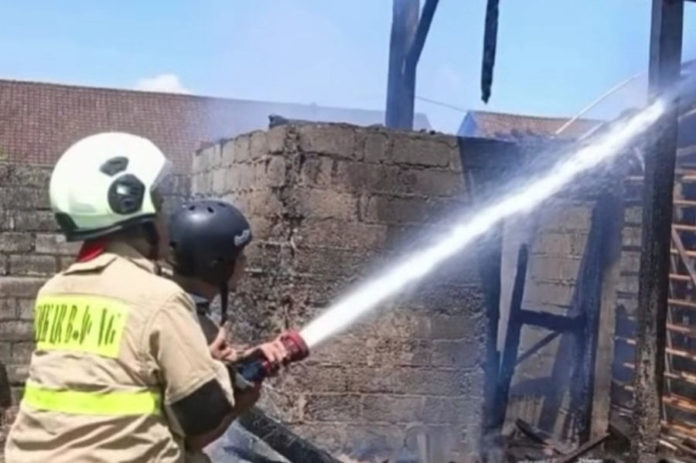 Bekas Gudang Genteng Di Darmasaba Terbakar 1