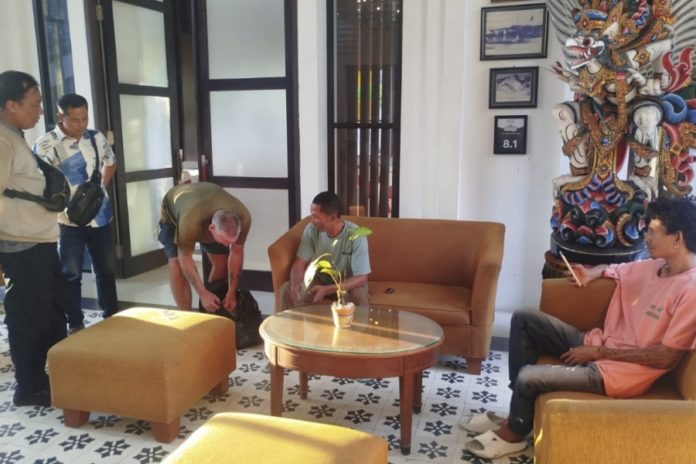 Berkat CCTV, Polisi Berhasil Temukan Tas WN Australia Yang Tertinggal Di Taksi 1