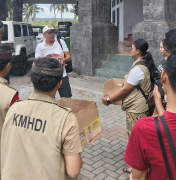 Bupati Gus Par Ikut Berdonasi untuk Bencana NTB dan NTT