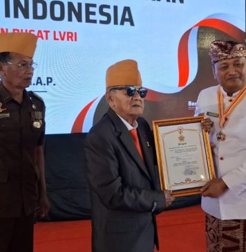 Bupati Mahayastra Terima Penghargaan Bintang LVRI