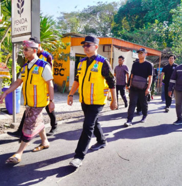 Bupati Satria Minta Kontraktor Atasi Debu dan Kebut Pengerjaan Jalan Sampalan-Toyapakeh,
