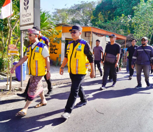 Bupati Satria Minta Kontraktor Atasi Debu dan Kebut Pengerjaan Jalan Sampalan-Toyapakeh,