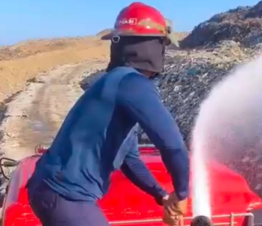 Cegah Kebakaran, Dinas Damkar Denpasar Rutin Semprot TPA Suwung