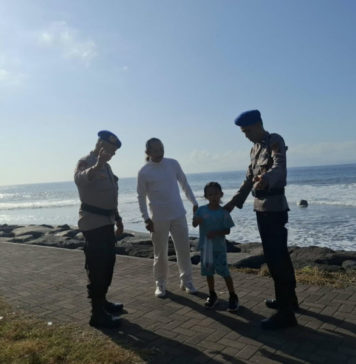 Cegah Kecelakaan Laut, Satpolairud Polres Gianyar Gelar Patroli di Pantai Masceti
