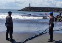 Dampak Gelombang Tinggi, Kapal Kargo Tenggelam di Pantai Padanggalak