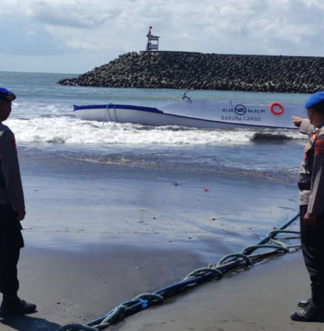 Dampak Gelombang Tinggi, Kapal Kargo Tenggelam di Pantai Padanggalak