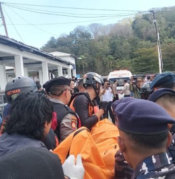 Diduga Korban Kapal Terbakar KMP Putri Yasmin, Satu Jasad Dievakuasi ke Pelabuhan Lembar