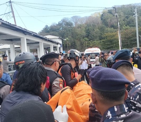 Diduga Korban Kapal Terbakar KMP Putri Yasmin, Satu Jasad Dievakuasi ke Pelabuhan Lembar