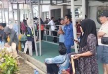 Dilanda Rasa Khawatir, Tangis Keluarga Pecah saat Evakuasi Penumpang KMP Putri Yasmin di Lembar
