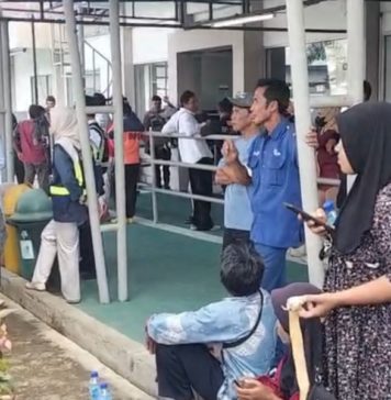 Dilanda Rasa Khawatir, Tangis Keluarga Pecah saat Evakuasi Penumpang KMP Putri Yasmin di Lembar