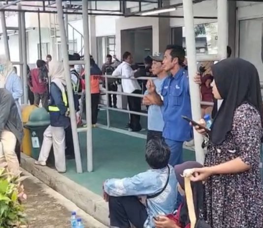 Dilanda Rasa Khawatir, Tangis Keluarga Pecah saat Evakuasi Penumpang KMP Putri Yasmin di Lembar