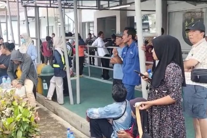 Dilanda Rasa Khawatir, Tangis Keluarga Pecah Saat Evakuasi Penumpang KMP Putri Yasmin Di Lembar 1