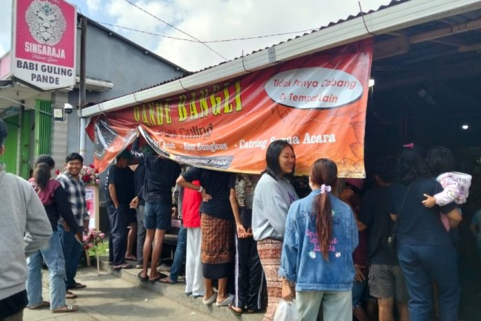Dipadati Warga, Babi Guling Gratis Dari Gubernur Koster Di Warung Pande Bangli Ludes Dalam 2 Jam 1