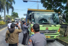 Puluhan Truk Parkir Liar di Depan Terminal Mengwi Ditertibkan