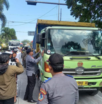 Dishub Badung Tertibkan Parkir Liar Puluhan Truk di Depan Terminal Mengwi