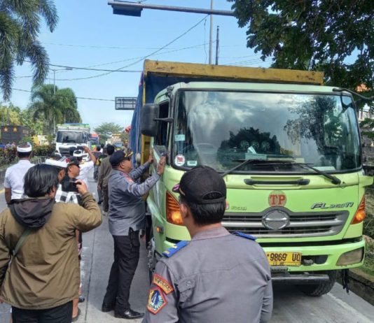 Dishub Badung Tertibkan Parkir Liar Puluhan Truk di Depan Terminal Mengwi