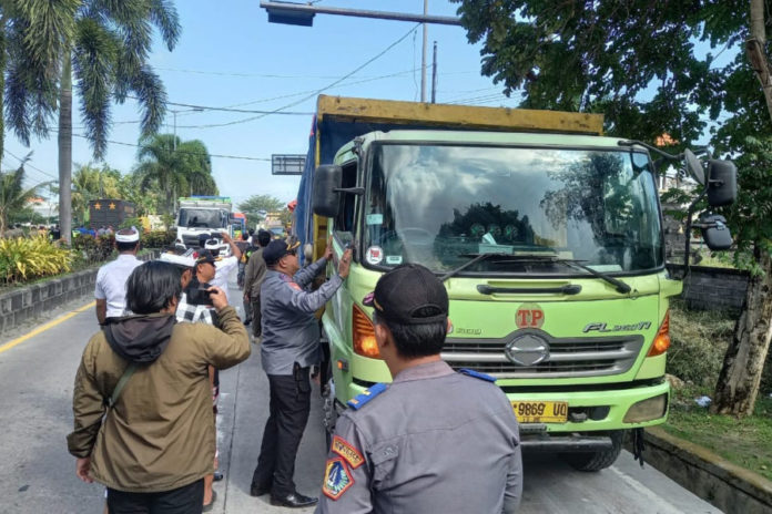 Dishub Badung Tertibkan Parkir Liar Puluhan Truk Di Depan Terminal Mengwi 1