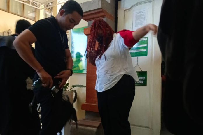 Ditangkap Di Bandara, Perempuan Asal Amerika Dituntut 1,5 Tahun Penjara 1