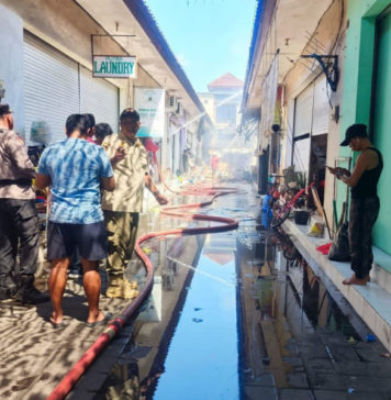 Dua Toko di Depan Pasar Kuta II Hangus Terbakar