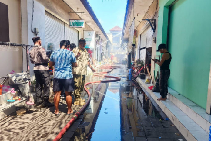 Dua Toko Di Depan Pasar Kuta II Hangus Terbakar 1