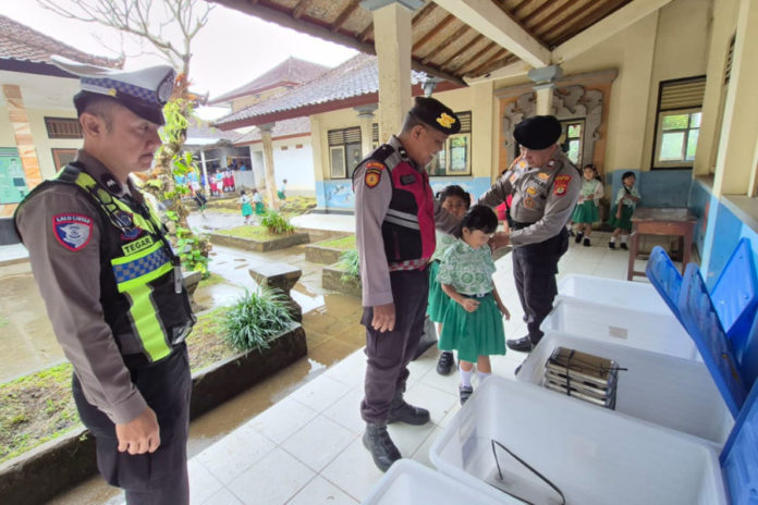Dukung Program MBG, Polsek Tampaksiring Kawal Distribusi 2.798 Porsi Makanan Bergizi 1