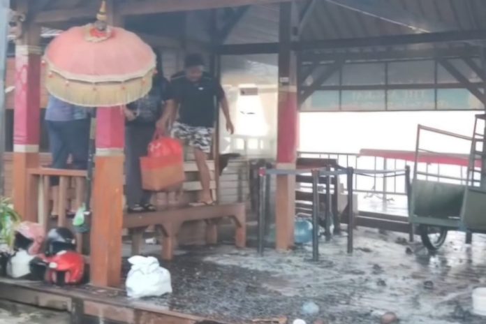 Gelombang 3 Meter Terjang Kusamba, Daratan Dilanda Rob 1
