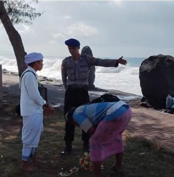 Gelombang Tinggi Melanda Pesisir Gianyar, Belasan Pamedek di Masceti Dihantam Ombak