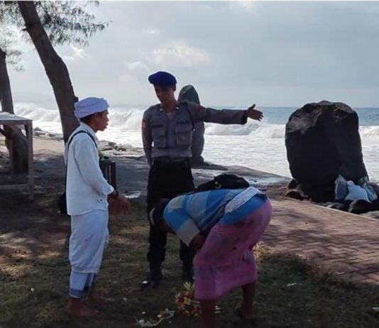 Gelombang Tinggi Melanda Pesisir Gianyar, Belasan Pamedek di Masceti Dihantam Ombak