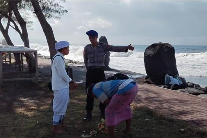 Gelombang Tinggi Melanda Pesisir Gianyar, Belasan Pamedek Di Masceti Dihantam Ombak 1