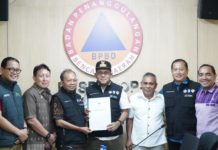 Gubernur Koster Serahkan Bantuan Rp 1 M untuk Korban Gempa NTT