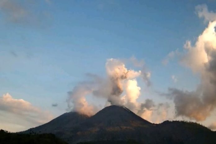 Gunung Lewotobi Laki Laki Erupsi, Kolom Abu Capai 500 Meter 1