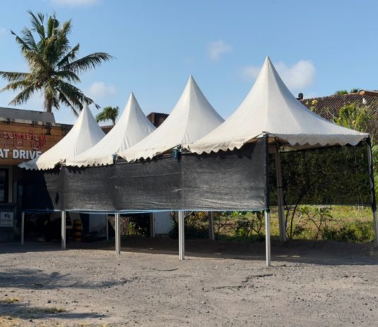 Jawab Keluhan Wajib Pajak, Tenda Pelindung Dipasang di Samsat Drive Thru Batubulan