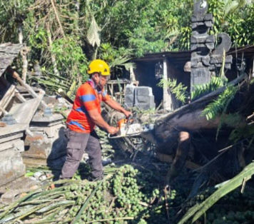 Karangasem Diterjang Angin Kencang, Rumah dan Pelinggih Warga Alami Kerusakan Parah