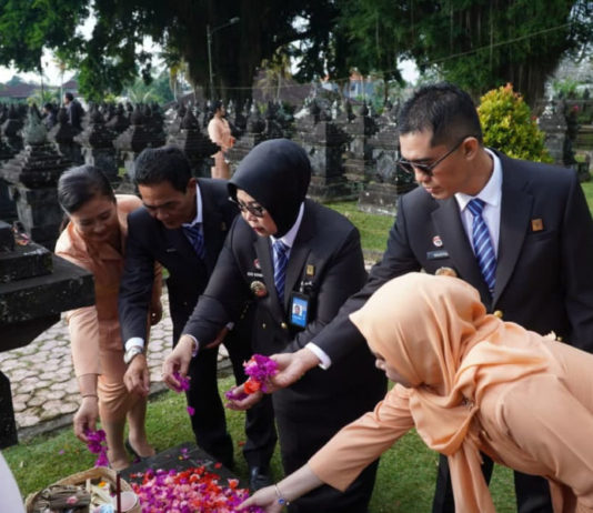 Kenang Jasa Para Pahlawan, Kemenkum HAM Bali Tabur Bunga di TMP Margarana