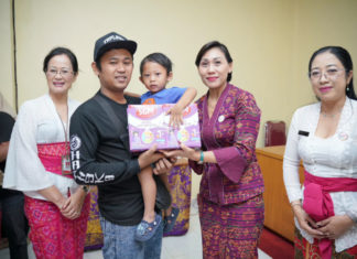 Ketua TP Posyandu Gianyar Pantau Pemberian PKMK Bagi Balita Stunting