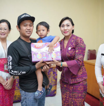 Ketua TP Posyandu Gianyar Pantau Pemberian PKMK Bagi Balita Stunting