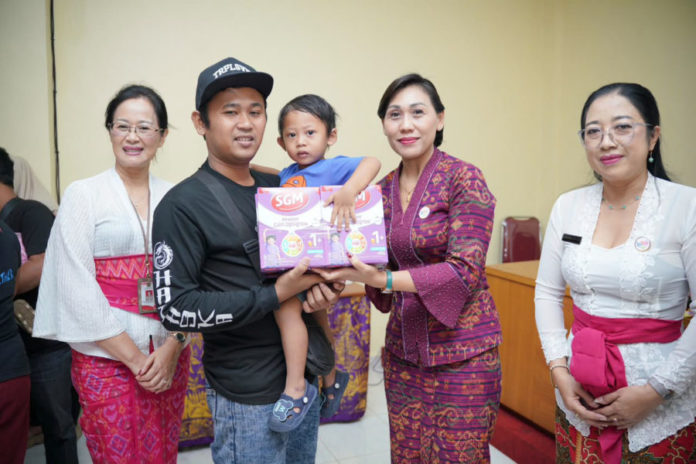 Ketua TP Posyandu Gianyar Pantau Pemberian PKMK Bagi Balita Stunting 1
