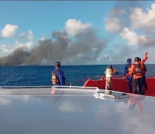 KMP Putri Terbakar di Selat Lombok, Tim SAR Evakuasi Penumpang