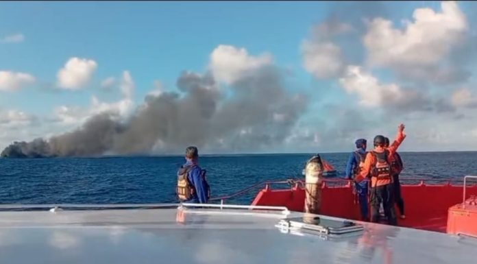 KMP Putri Terbakar di Selat Lombok, Tim SAR Evakuasi Penumpang