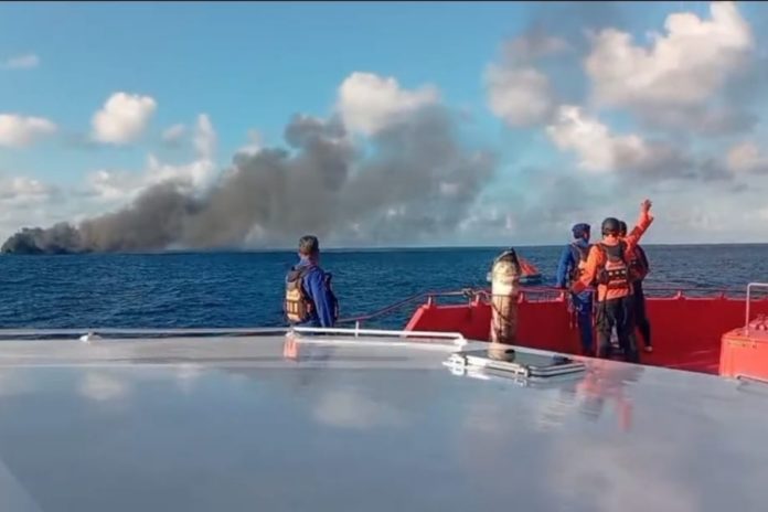 KMP Putri Terbakar Di Selat Lombok, Tim SAR Evakuasi Penumpang 1