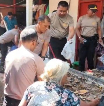 Kondisinya Memprihatinkan dengan Tumpukan Sampah, Polsek Gianyar Bersihkan Rumah Warga Lansia
