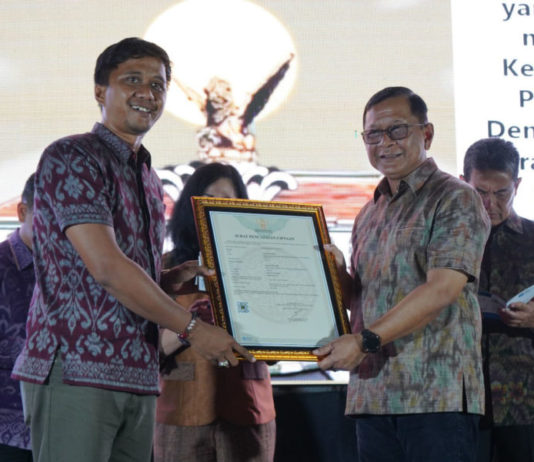 Lindungi Karya dan Produk Lokal, Pemkab Buleleng Serahkan 20 Sertifikat HKI