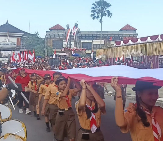 Merah Putih 100 Meter Warnai Parade Singasana