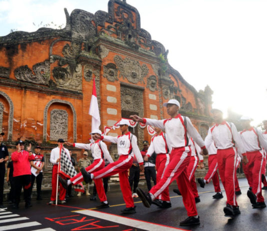 Meriahkan HUT ke-81 RI, Wabup Tjok Surya Lepas Lomba Gerak Jalan SMP Putra 8 KM