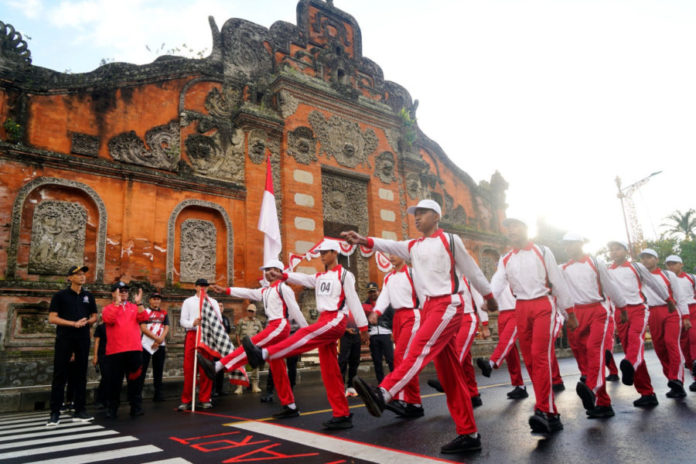 Meriahkan HUT Ke 81 RI, Wabup Tjok Surya Lepas Lomba Gerak Jalan SMP Putra 8 KM 1